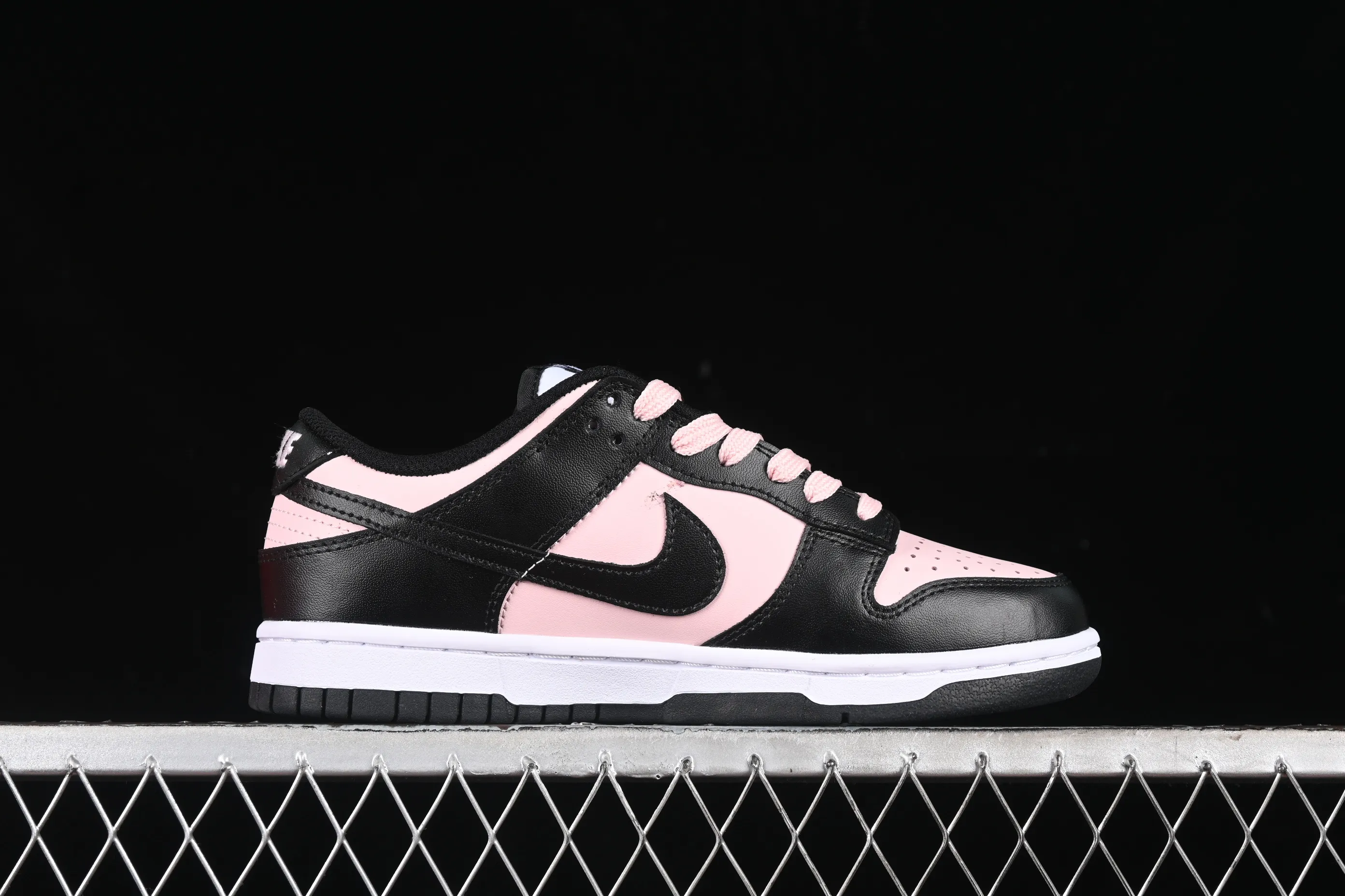 All categories Nk SB Dunk series Nk SB Dunk Low low-top sneakers Nk SB Dunk Low black and pink low-top casual sneakers CW1590-100